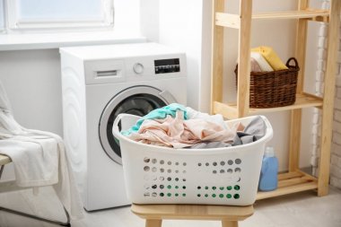 Sepet ve Çamaşırhane dışkı ve banyoda çamaşır makinesi