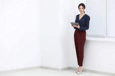 Kapalı tablet ile genç kadın noter