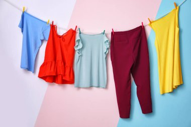 Gökkuşağı giyim renk arka plan üzerinde iple