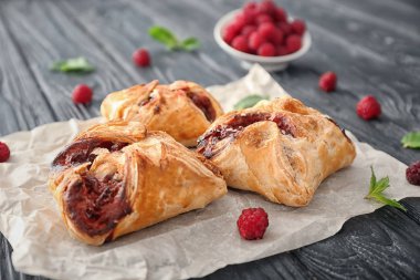 Parşömen ahşap masa üzerinde lezzetli puf hamur işleri ile