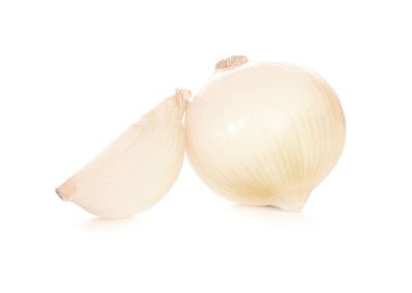 beyaz zemin üzerinde olgunlaşmış soğan