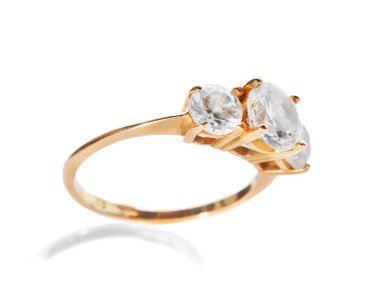 Beyaz arka plan üzerinde güzel nişan yüzüğü