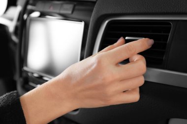 Kadın arabada, closeup Klima ayarlama