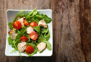 Ahşap arka plan, üstten görünüm üzerinde lezzetli sebze salatası ile kase