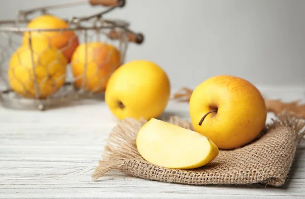 Ώριμα κίτρινα μήλα στο τραπέζι — Φωτογραφία Αρχείου