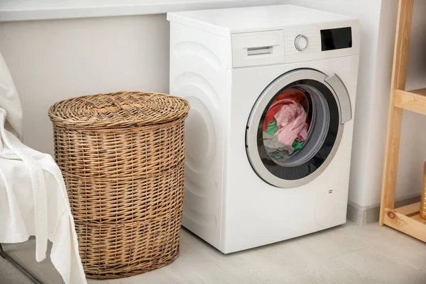 Lavandería en lavadora y cesta en interiores — Foto de Stock