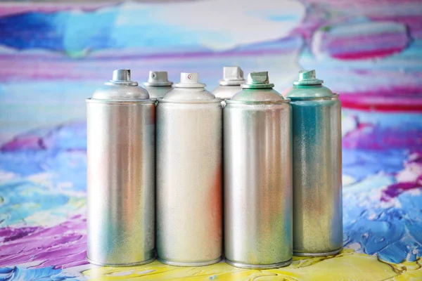 Barattoli aerosol in alluminio con vernici su sfondo sfocato — Foto Stock