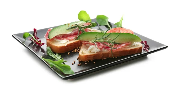 Beyaz zemin üzerine lezzetli salatalık ve salamlı sandviç ile plaka — Stok fotoğraf
