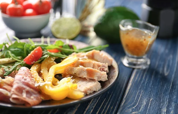 Plate with meat and delicious fresh salad on table, closeup — Stock Photo, Image