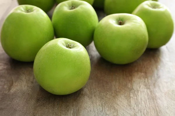 Świeże zielone jabłka na drewnianym tle — Zdjęcie stockowe