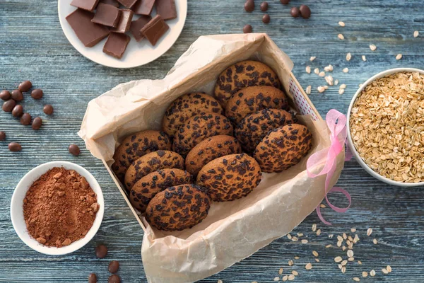 Composición con galletas de avena con chispas de chocolate sobre mesa de madera — Foto de Stock