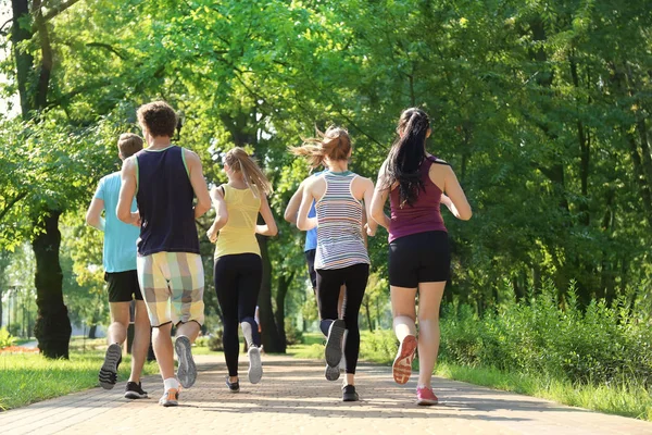 Grupo de jóvenes corriendo en el parque — Foto de Stock