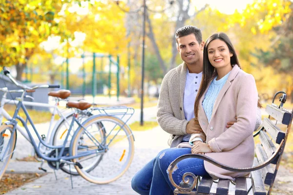 Giovane Coppia Riposo Dopo Giro Bicicletta Nel Parco — Foto Stock