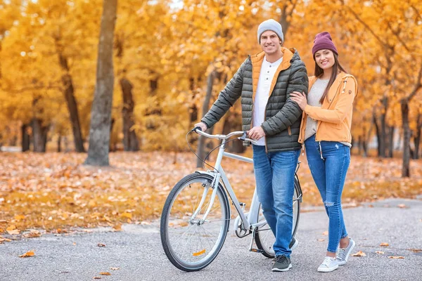 Junges Paar Läuft Mit Fahrrad Park — Stockfoto