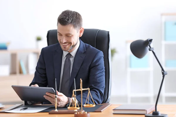 Unga manliga notarie arbetar på kontor — Stockfoto