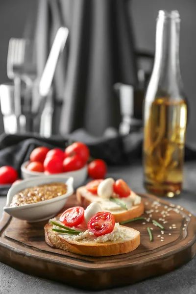 체리 토마토와 모 짜 렐 라 나무 보드에 맛 있는 샌드위치 — 스톡 사진