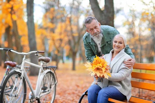 Couple Sénior Reposant Après Une Balade Vélo Dans Parc — Photo