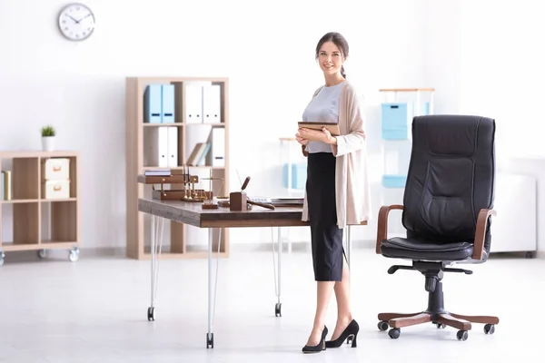 Jeune notaire avec cahier au bureau — Photo