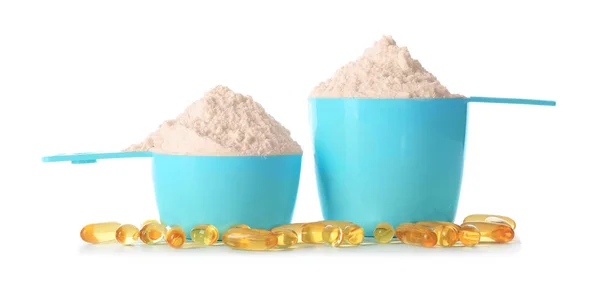 Protein powder in scoops and pills on white background — Stock Photo, Image
