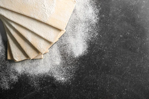 Pâte feuilletée crue fraîche sur la table — Photo