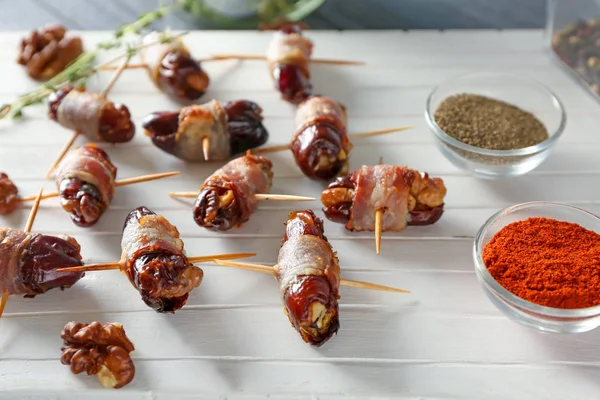 Treplate med baconinnpakkede datoer – stockfoto