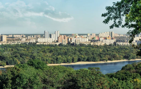 Vacker utsikt över staden och floden solig dag — Stockfoto