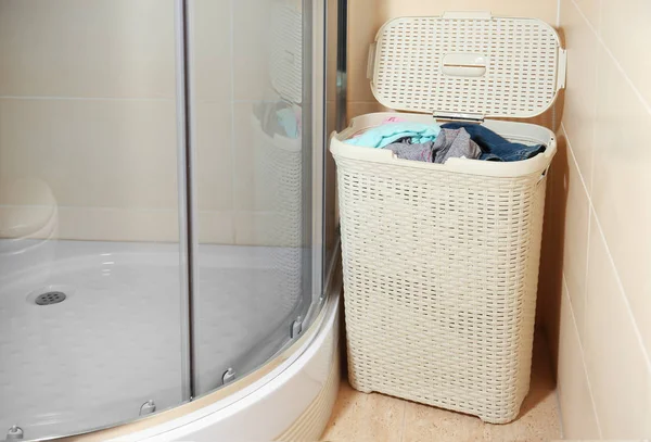 Basket with dirty laundry in bathroom — Stock Photo, Image