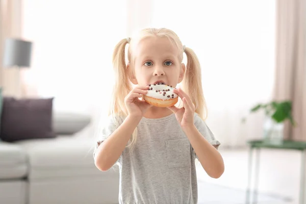 Маленькая Девочка Сладким Пончиком Комнате — стоковое фото