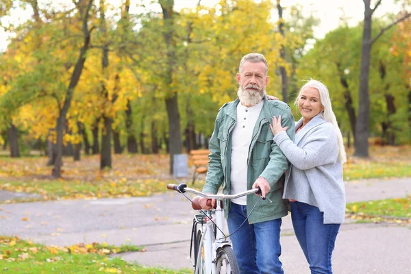 Seniorenpaar Läuft Mit Fahrrad Park — Stockfoto