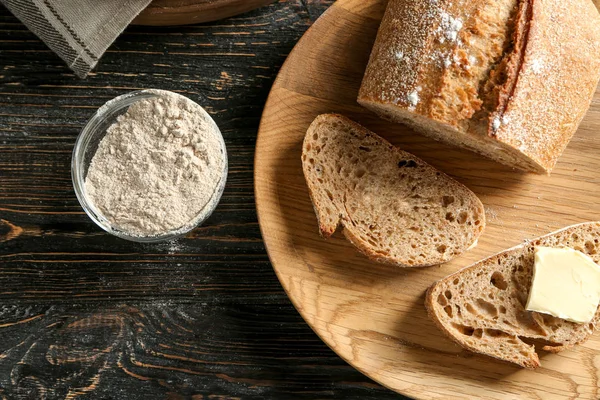 Houten plaat met boekweit brood op tafel — Stockfoto