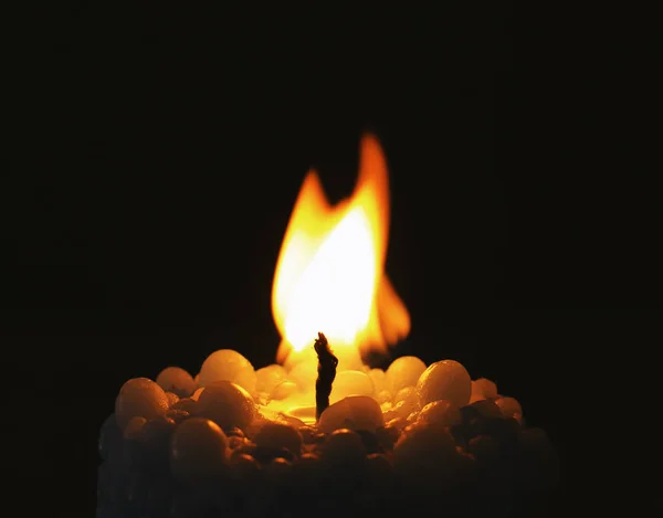 Красивая пузырьковая свеча горит в темноте — стоковое фото