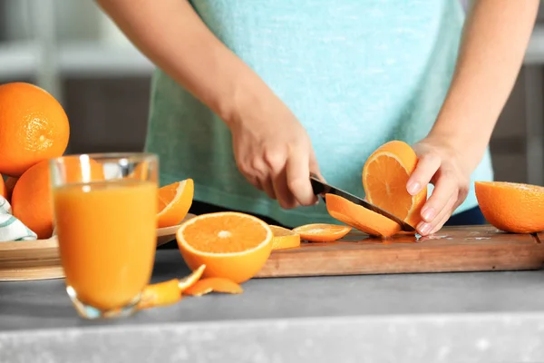 Mujer Cortando Naranja Bordo Cocina —  Fotos de Stock