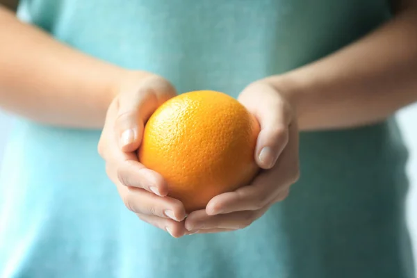 Mujer Sosteniendo Naranja Madura Cerca —  Fotos de Stock