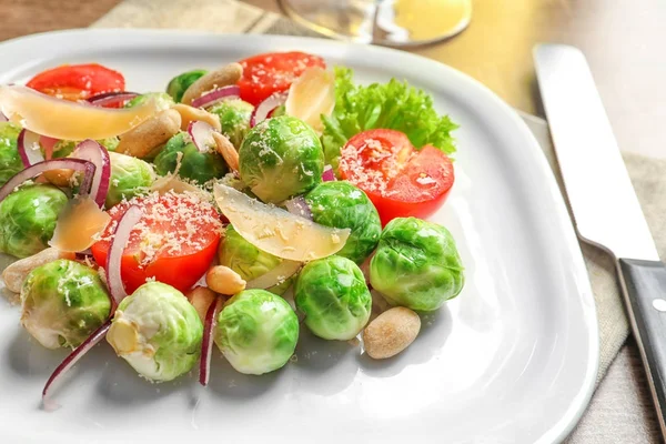 Πλάκα με yummy brussel λαχανάκια σαλάτα — Φωτογραφία Αρχείου
