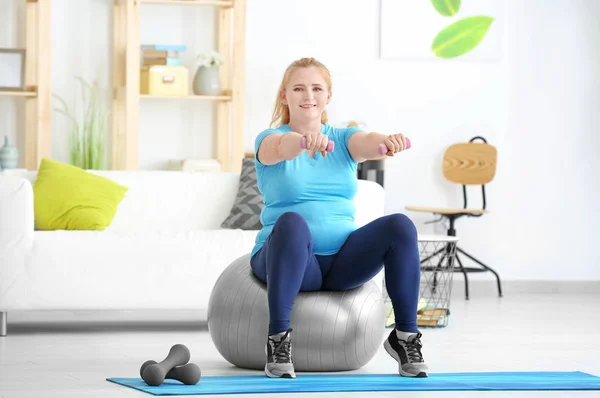 Mulher com excesso de peso fazendo exercícios — Fotografia de Stock