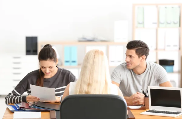 Jong Koppel Bij Notaris Kantoor — Stockfoto