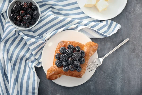 Placa con pastelería de mora en la mesa —  Fotos de Stock