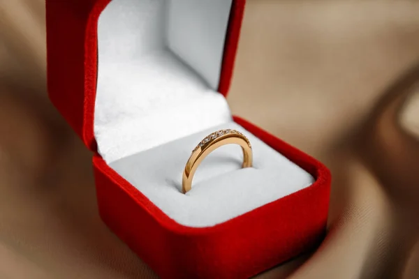 Hermoso anillo de compromiso en caja en tela — Foto de Stock