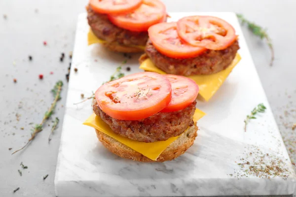 Deliciosas hamburguesas con queso —  Fotos de Stock