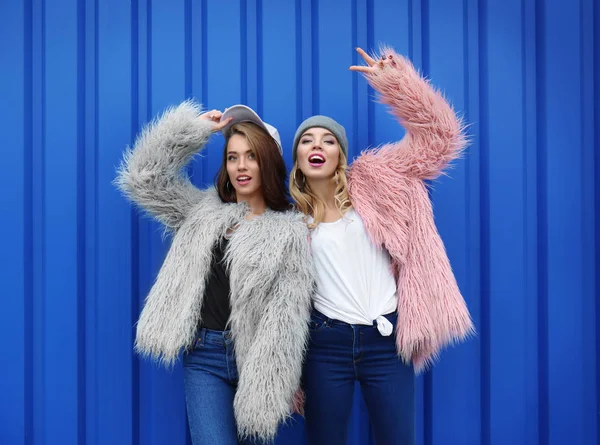 Δύο κορίτσια ευτυχισμένη hipster κοντά σε χρώμα τοίχων σε εξωτερικούς χώρους — Φωτογραφία Αρχείου
