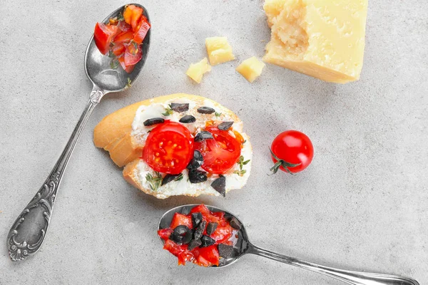Tasty bruschetta with olives and tomatoes — Stock Photo, Image