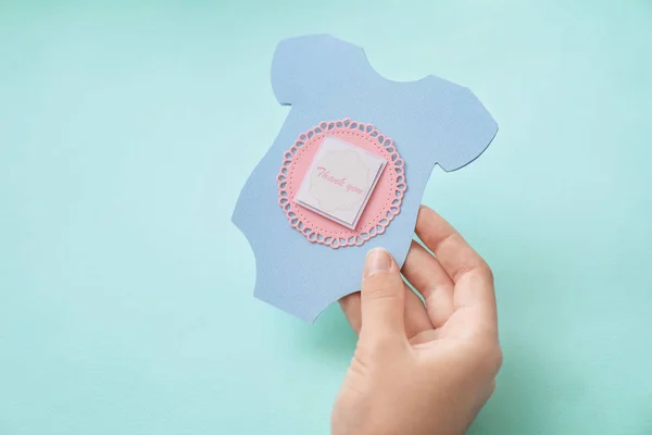 Mujer sosteniendo tarjeta de felicitación con texto GRACIAS por fiesta de la ducha del bebé en el fondo de color — Foto de Stock