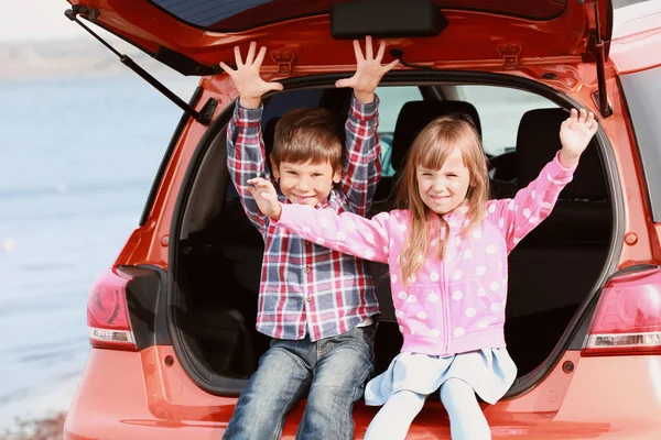 Roztomilé děti nedaleko moderní auto venku — Stock fotografie