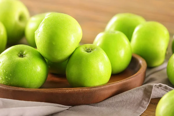 Тарелка со свежими зелеными яблоками — стоковое фото