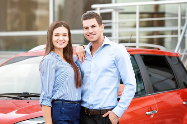 Young Couple Standing Modern Car Outdoors — Stock Photo, Image