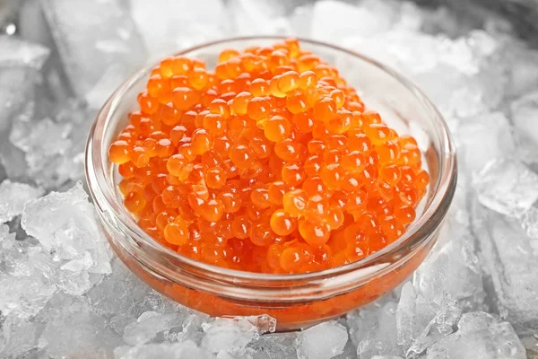 Cuenco con delicioso caviar rojo — Foto de Stock