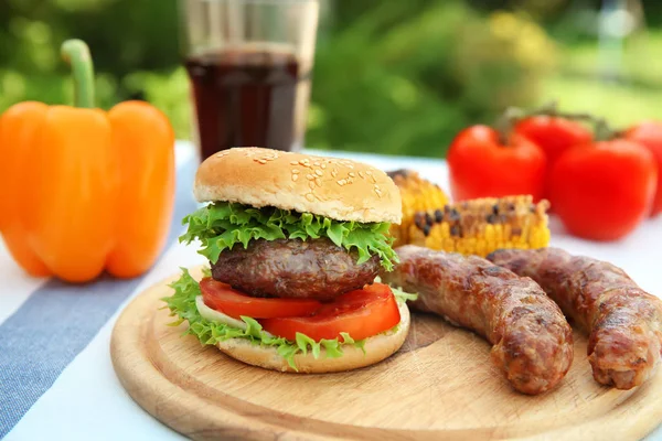 Ahşap tahta lezzetli hamburger ile 