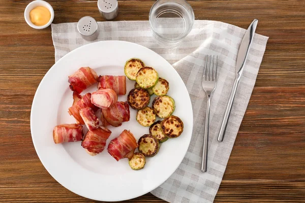 Plaat Met Spek Omwikkeld Kipnuggets Tafel — Stockfoto