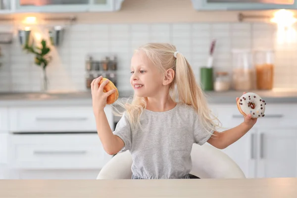 Menina Com Donuts Doces Mesa Cozinha — Fotografia de Stock