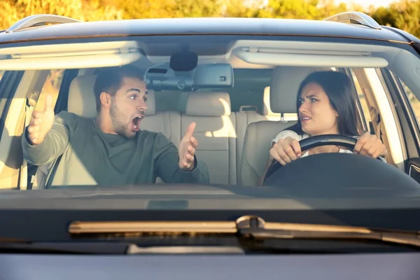 Emotioneel jong echtpaar in auto tijdens auto-ongeluk — Stockfoto